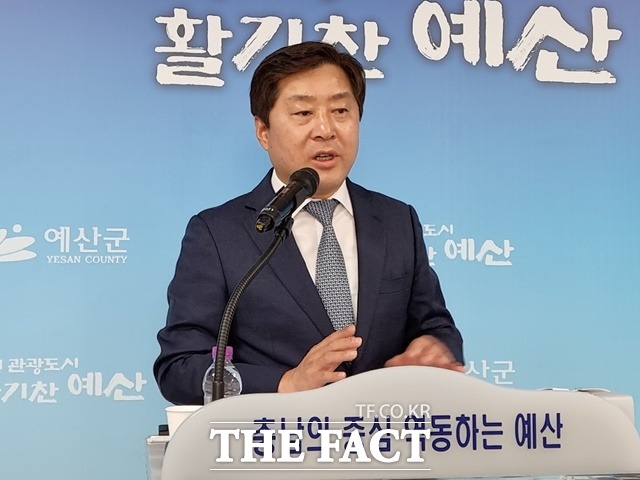 황명선 민주당 충남도지사 예비후보가 19일 예산군청 브리핑룸에서 언론인 간담회를 갖고 있다. / 예산 = 최현구 기자