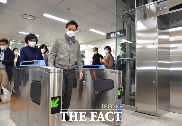 오세훈 서울시장이 신림선의 장애인 편의시설을 점검했다. /서울시 제공