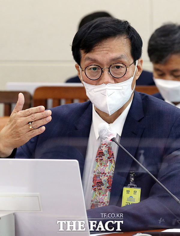 이창용 한국은행 총재 후보자가 19일 오전 인사청문회가 열리는 서울 여의도 국회 기획재정위원회 전체회의실에서 의원들의 질의에 답하고 있다. /국회=남윤호 기자(현장풀)
