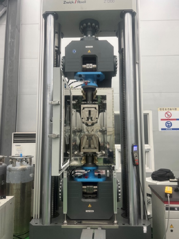 현대제철이 초저온 철근 인장시험 설비를 구축했다고 19일 밝혔다.  /현대제철 제공