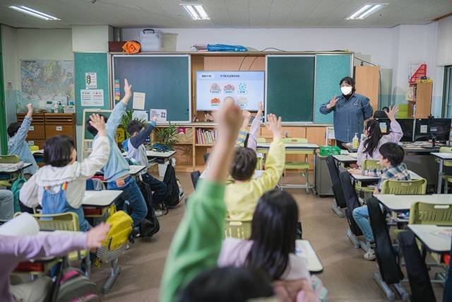 한화그룹이 미세먼지와 유독물질을 줄이는 맑은학교 만들기 캠페인을 진행했다. 사진은 환경 교육을 받고 있는 서울 보라매초등학교 학생들. /한화그룹 제공