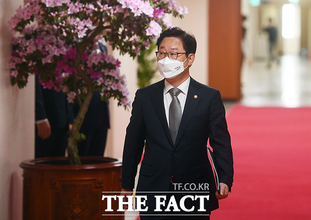 박범계 법무부 장관이 19일 오전 서울 종로구 정부서울청사에서 영상으로 열린 국무회의에 참석하고 있다. /이동률 기자