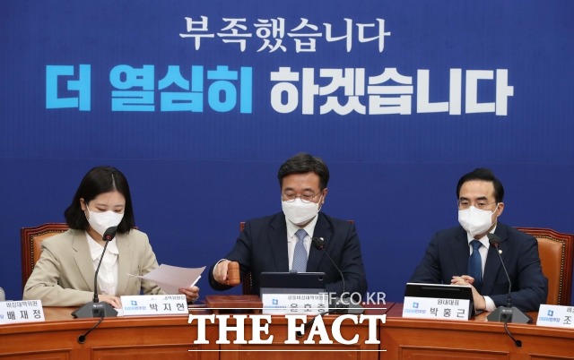 더불어민주당은 서울 광역자치단체장 공천 방식 등을 20일 결론 내리겠다고 밝혔다. 이날 서울 여의도 국회에서 열린 비상대책회의에서 의사봉을 두드리는 윤 위원장. /남윤호 기자