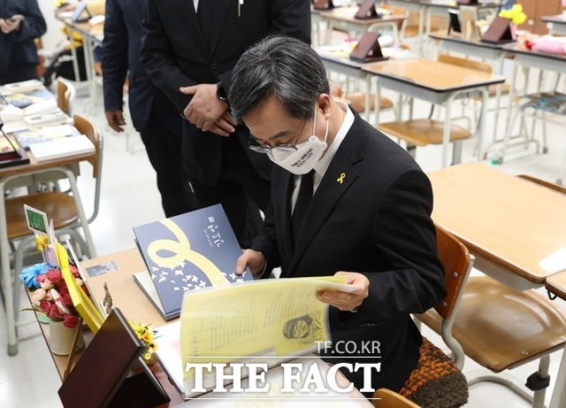 김동연 후보가 16일 4.16 민주시민교육원 기억교실을 찾아 세월호 참사로 희생된 단원고 학생들을 추모하고 있다./김동연 캠프 제공