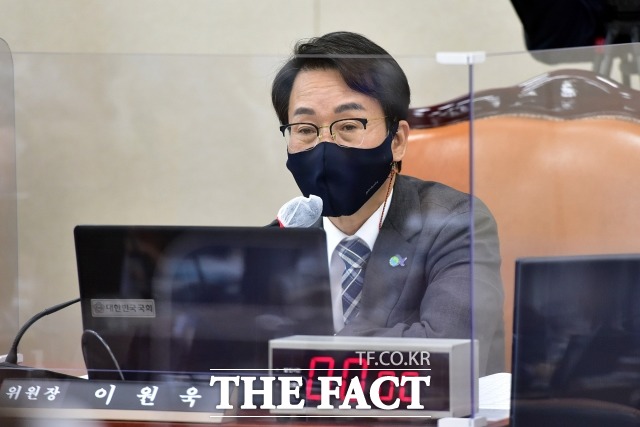 전략공천위원장인 이 의원은 페이스북에서 전면 반박하는 글을 올리며 박 위원장을 비판했다. /이선화 기자