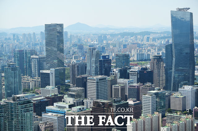 20일 한국거래소에 따르면 코스피시장에 상장한 12월 결산 법인의 지난해 평균 시가배당률은 2.32%였다. /더팩트 DB
