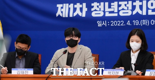 권 위원은 이번 전략공천 결정은 민주당을 더 낫게 만드는 결정이라고 생각되지 않는다며 지난 20일동안 민주당은 서울을 전략선거구로 선정하고 더 경쟁력 있는 후보를 모시고자 노력했다. 하지만 결과적으로 설들력 있는 뚜렷한 대안 만들지 못했다고 밝혔다. /남윤호 기자