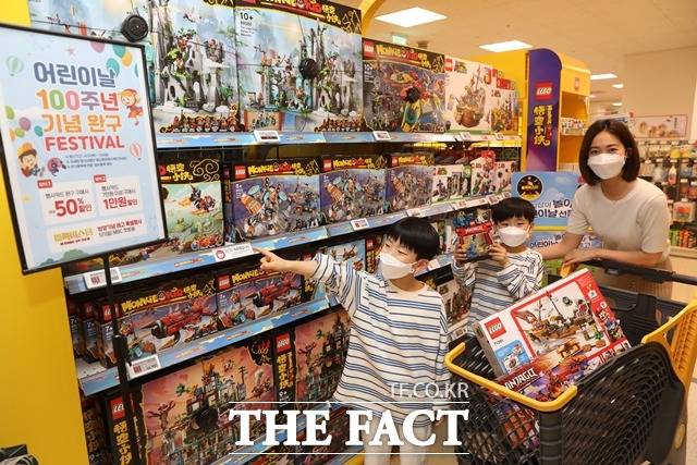 이마트가 어린이날을 맞아 블록완구, 유아완구, 캐릭터완구, 디지털 가전, 야외 스포츠용품 등을 최대 50% 할인 판매한다. /이마트 제공