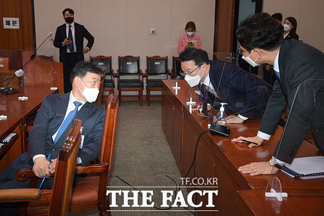 김오수 검찰총장이 19일 오후 서울 여의도 국회에서 열린 법제사법위원회 법안심사제1소위원회 회의에 출석해 검수완박 법안 입법과 관련한 의견 발표를 앞두고 검찰 관계자들과 대화하고 있다. /국회=남윤호 기자