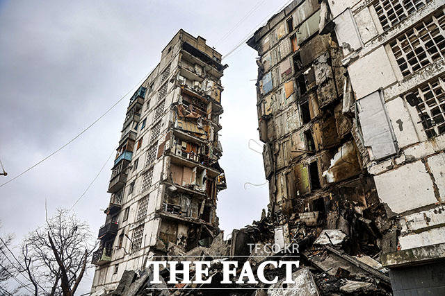 13일(현지시간) 처참히 파괴된 우크라이나 동부 마리우폴 내 건물. /마리우폴=AP.뉴시스