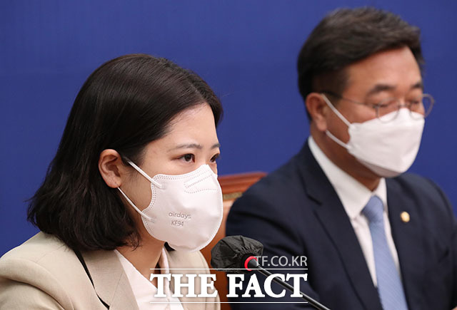 모두발언하는 박지현 위원장(왼쪽).