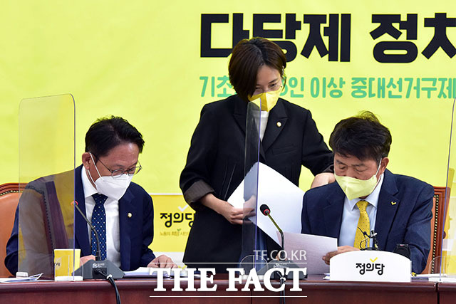 18일 정의당 대표단회의에 참석한 장혜영 의원(가운데)이 여영국 대표(오른쪽)와 회의에 앞서 대화를 나누고 있다. /국회=이선화 기자