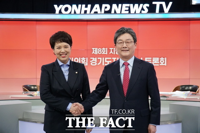 19일 오후 연합뉴스TV 주관으로 열린 토론회에 앞서 김은혜 의원과 유승민 전 의원이 악수하고 있다./유승민 캠프 제공