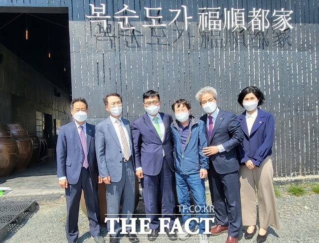 한국농수산식품유통공사 김춘진 사장(왼쪽에서 세 번째)이 울산시 소재 전통주 제조업체인 복순도가를 방문해 관계자들과 전통주 경쟁력 강화 방안에 대한 의견을 나눴다. / aT 제공