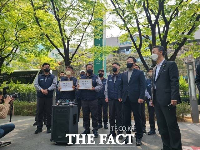 쌍용차 노사는 21일 서울 여의도 한국거래소 사옥 앞에서 상장 유지를 위한 개선 기간 연장을 호소하는 기자회견을 열었다. /정문경 기자