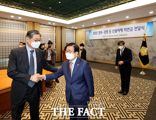 인사 나누는 송필호 희망브리지 회장(왼쪽)과 박병석 국회의장.