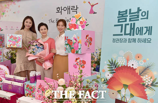 KGC인삼공사가 21일 서울 중구 충무로 한국의 집에서 가정의 달 여성 건강을 위한 화애락 블루밍 에디션 출시 기념 행사를 진행한 가운데 모델들이 제품을 선보이고 있다.