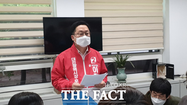 국민의힘 대전시장 본선 후보로 확정된 이장우 전 의원이 21일 오전 경선 결과 발표 직후 대전시의회를 찾아 기자들에게 브리핑을 하고 있다. / 대전=최영규 기자