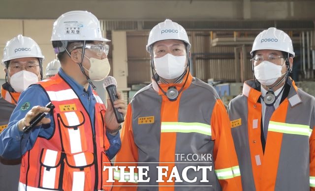 윤석열 당선자(가운데)는 김학동 포스코 부회장으로부터 현황 브리핑을 들은 후 제1고로(용광로)를 둘러보고 있다. /전남도 제공