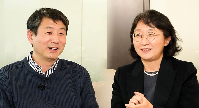 김준(왼쪽), 하윤경 전 사외이사가 SK이노베이션 공식 보도 채널인 스키노뉴스와의 인터뷰를 통해 그간의 소회를 밝히고 있다. /SK이노베이션 제공