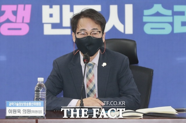 이원욱 더불어민주당 전략공천위원장이 최근 서울시장 공천 배제가 결정된 송영길 전 대표를 두고 당대표까지 한 분이 자기 이름보다는 이재명이라는 이름을 거론하며 이재명에 반대하기 위한 공천이라는 명분을 쌓는 지금 상황이 너무도 참담하다고 말했다. /남윤호 기자