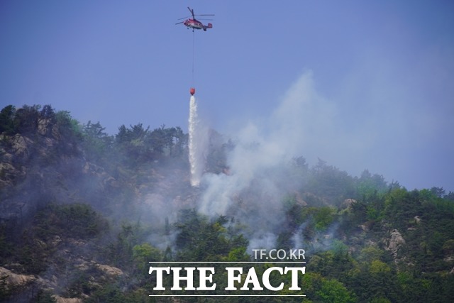 지난 20일 예산 수암산에서 불이나 소방헬기가 진화작업을 하고 있다. / 독자제공