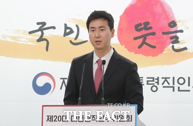 김기흥 인수위 부대변인이 21일 서울 종로구 통의동 인수위 기자회견장에서 쌀 시장격리와 국가반도체연구소 신설 보도 관련 브리핑을 하고 있다. /인수위사진기자단