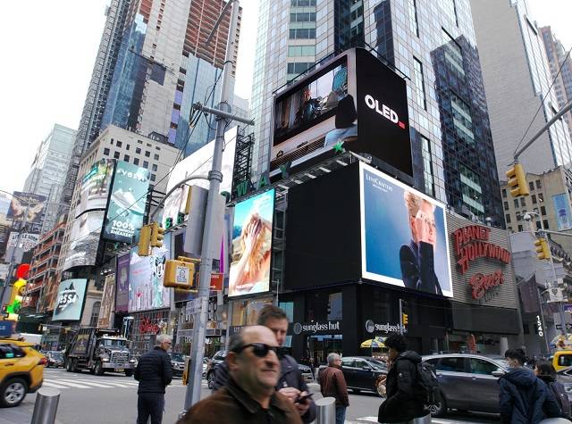 LG디스플레이가 뉴욕 타임스퀘어 전광판에 스타워즈 드라마 주인공이 등장하는 OLED TV 홍보 영상을 상영하고 있다. /LG디스플레이 제공