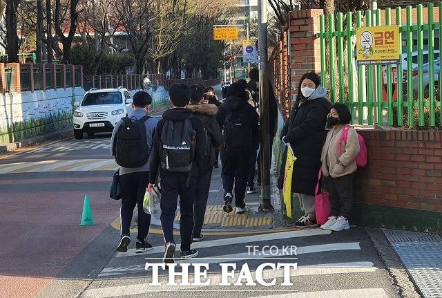 새학기를 맞은 지난 3월 2일 학생들이 등교 하고 있는 모습. / 대전 = 김성서 기자