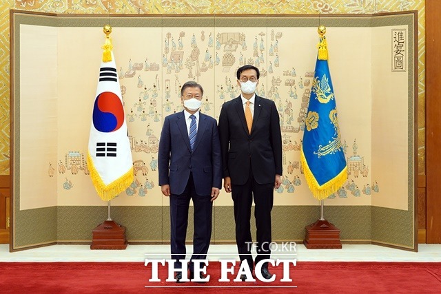 문재인 대통령이 21일 오전 청와대 본관에서 이창용 신임 한국은행 총재에게 임명장을 수여한 후 기념촬영을 하고 있다. /청와대 제공