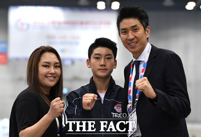 미국 대표팀으로 참가한 권기덕 코치와 아들 권성현(에릭 권) 선수, 권 코치의 아내 황지나 씨(오른쪽부터)가 취재진을 향해 포즈를 취하고 있다.