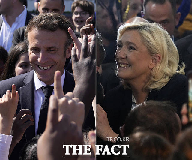 프랑스 대통령 선거 결선 투표를 앞두고 재선을 노리는 에마뉘엘 마크롱 프랑스 대통령(왼쪽)과 이에 맞서는 마린 르펜 국민연합 후보가 21일(현지시간) 지지자들과 만나 선거 유세를 하고 있다. /파리·아라스=AP.뉴시스