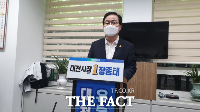 장종태 민주당 대전시장 예비후보가 22일 대전시의회에서 긴급기자회견을 통해 허태정 시장에게 진실을 밝히라고 주장하고 있다. / 대전=최영규 기자