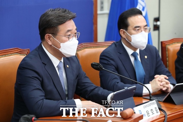 윤호중 더불어민주당 공동비상대책위원장이 검수완박(검찰의 수사권 완전박탈) 입법 처리를 앞두고 우리 당이 추진하는 검찰개혁은 권력의 분산을 추진함으로써 국민 인권과 권리, 자유를 더 보장하기 위한 출발점이라고 밝혔다. /남윤호 기자