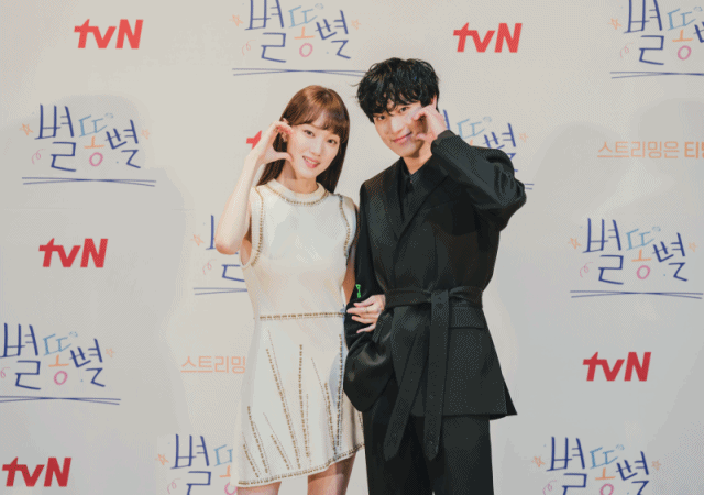 배우 이성경(왼쪽)과 김영대가 tvN 금토드라마 별똥별으로 연기 호흡을 맞춘다. /tvN 제공