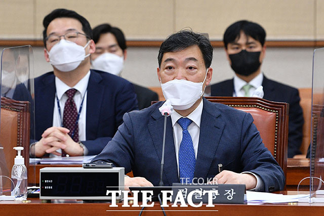 김오수 검찰총장이 19일 오후 서울 여의도 국회에서 열린 법제사법위원회 법안심사제1소위원회 회의에 출석해 검수완박 법안 입법과 관련한 의견을 밝히고 있다. /국회=남윤호 기자