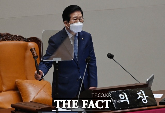 박병석 국회의장은 22일 검찰수사권 분리 법안과 관련해 중재안을 양당에 전달했다며 오늘 반드시 결론을 내리겠다고 말했다. /남윤호 기자