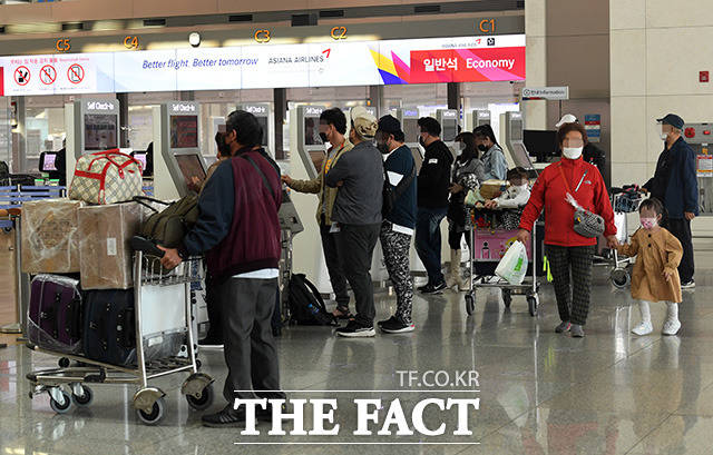 정부가 해외 입국자 자가격리 면제를 시행하면서 인천국제공항 출국장에 출국자들이 붐비고 있다. /남용희 기자