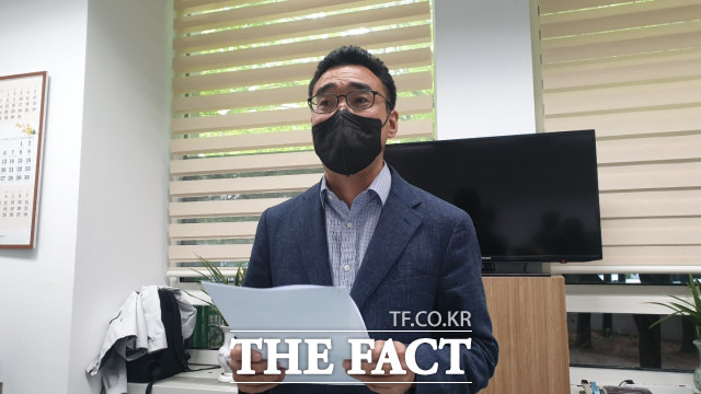 (사)토닥토닥 김동석 이사장이 22일 시의회에서 긴급기자회견을 열고 공공어린이재활병원에 대해 허태정 시장의 사과를 요구하고 있다. /대전=최영규 기자