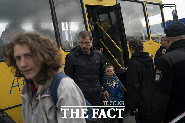 우크라이나 남부 항구도시인 마리우폴과 인근 지역 주민들이 21일(현지시간) 러시아의 공격으로부터 탈출해 자포리자 피란민 보호시설에 도착해 버스에서 내리고 있다. /자포리자=AP.뉴시스