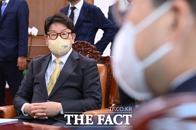 권성동 국민의힘 원내대표가 박병석 국회의장의 검찰개혁 중재안을 수용하겠다고 밝혔다. 지난 19일 오후 서울 여의도 국회에서 박병석 국회의장 주재로 열린 양당 원내대표 회동에서 발언을 하고 있다. /남윤호 기자