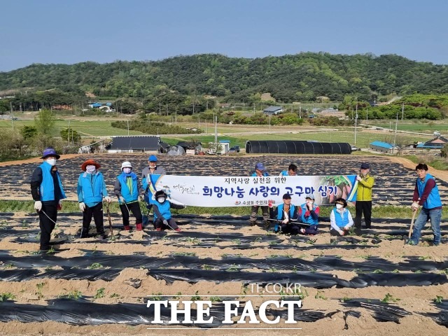 박찬의 회장은 “바쁘신 와중에도 고구마 심기 행사에 참여해주신 모든 분께 감사의 마음을 전한다”며 “코로나19로 인해 우리 모두 힘든 시기를 겪고 있지만 이럴 때일수록 주민의 대표기구로서 열심히 봉사할 것”이라고 말했다. / 정읍시 제공