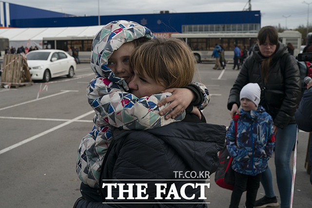 마리우폴에서 무사히 피난을 마친 발렌티나(50)와 손녀 야로슬라바(6)가 포옹하고 있다. /자포리자=AP.뉴시스