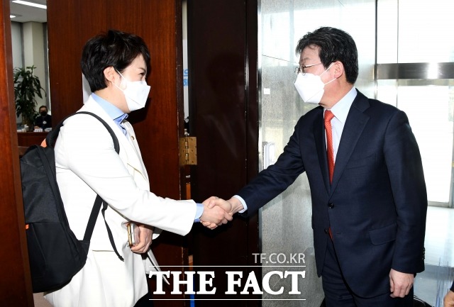 6·1 지방선거 경기지사 경선에서 국민의힘 김은혜(왼쪽) 의원에게 진 유승민 전 의원이 22일 사회관계망서비스(SNS)에 글을 올려 정계 은퇴를 시사했다. /이선화 기자
