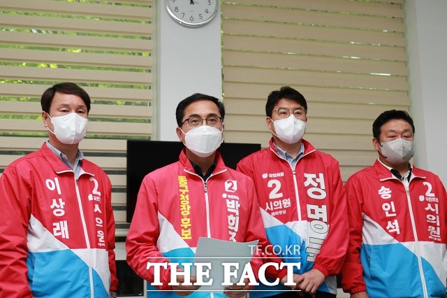 국민의힘 소속 박희조 대전 동구청장 예비후보(사진 왼쪽 두 번째)와 대전시의원 출마자들이 22일 대전시의회에서 기자회견을 하고 있다. / 대전 = 김성서 기자