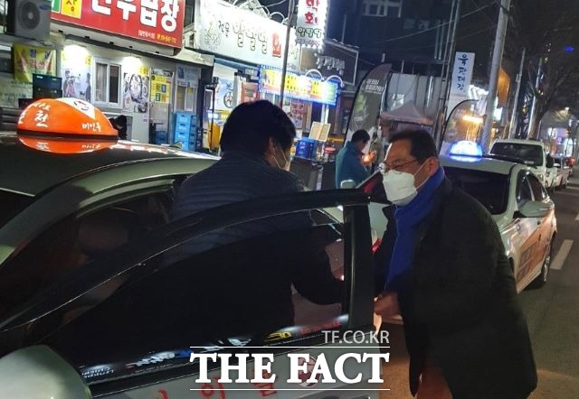 손훈모 순천시장 예비후보가 택시기사와 애로사항을 청취한 뒤 인사를 나누고 있다. /손훈모 선거사무소 제공