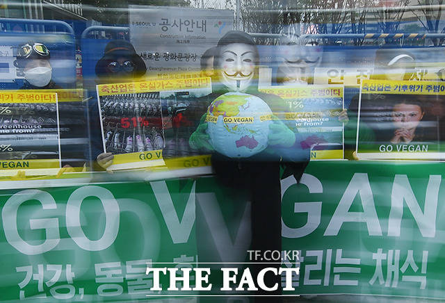 지구의날인 22일 오후 서울 종로구 광화문역 인근에서 한국채식연합 회원들이 지구의 날 맞이 비건 채식을 촉구하는 기자회견을 하고 있다. /이동률 기자