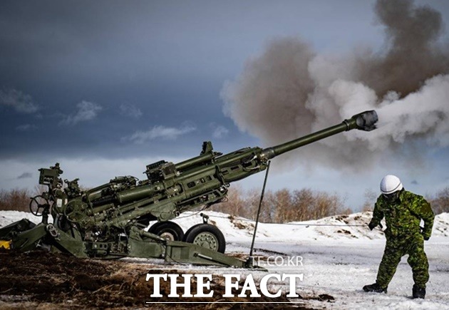 캐나다군이 M777 견인 곡사포 방아끈을 당기고 있다./아미레커그니션닷컴