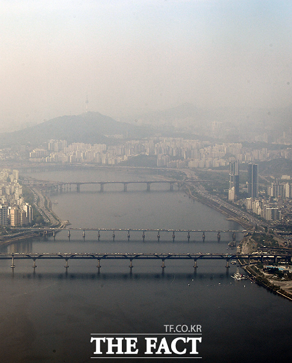 24일 서울 낮기온이 24도에 이르고 특히 대구는 30도까지 오르는 초여름 날씨를 보이겠다. 23일 오후 서울 송파구 롯데월드타워 전망대에서 바라 본 서울 시내가 뿌옇게 보이고 있다./더팩트 이새롬 기자 사진영상기획부 photo@tf.co.kr