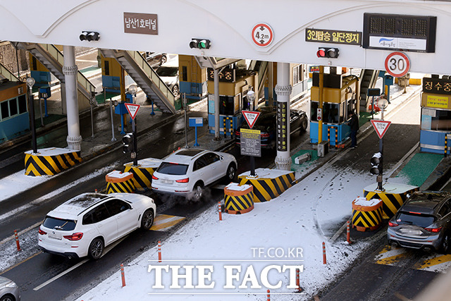 23일 오전부터 양방향 고속도로 정체가 시작될 전망이다. 사진은 기사 내용과 무관. /더팩트 DB